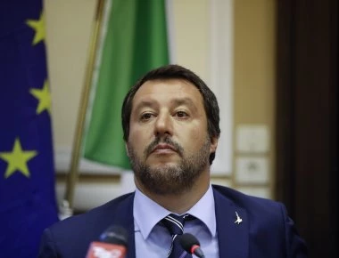 O Salvini ενοχλεί τους οπαδούς της Παγκοσμιοποίησης ακόμα κι όταν βγάζει selfie